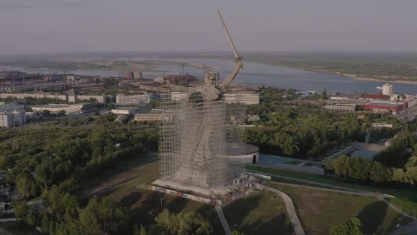 Volgograd, Russia - September 19, 2019: Historical and memorial complex "Mamaev Kurgan" in Volgograd Stalingrad , a view from the heights. The sculpture "Motherland Calls " For repair and restoration — Stock Video
