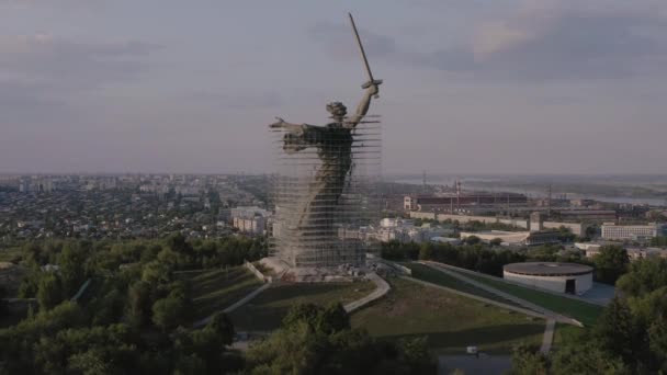 Volgograd, Russia - September 19, 2019: Historical and memorial complex "Mamaev Kurgan" in Volgograd Stalingrad , a view from the heights. The sculpture "Motherland Calls " For repair and restoration — Stock Video