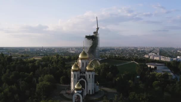 Volgograd, Rusland - 19 september 2019: Historisch en herdenkingscomplex "Mamaev Kurgan", een uitzicht vanaf de hoogten. Het beeld "Moederland roept" en "Kerk van alle heiligen" Voor reparatie en restauratie — Stockvideo