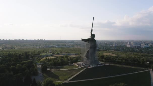 俄罗斯伏尔加格勒- 2019年9月19日：位于伏尔加格勒史达林格勒的历史和纪念建筑群"Mamaev Kurgan"，从高处俯瞰。雕塑"祖国号"需要修理和修复 — 图库视频影像