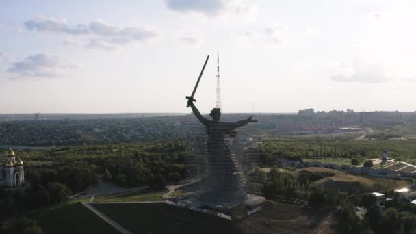 Volgograd, Rusko - 19. září 2019: Historický a pamětní komplex "Mamaev Kurgan" ve Volgogradu Stalingrad, pohled z výšin. Socha "Vlast volá" po opravě a restaurování — Stock video