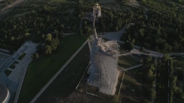 Volgograd, Rusko - 19. září 2019: Historický a pamětní komplex "Mamaev Kurgan" ve Volgogradu Stalingrad, pohled z výšin. Socha "Vlast volá" po opravě a restaurování — Stock video