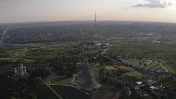 Volgograd, Rusland - 19 september 2019: Historisch en herdenkingscomplex "Mamaev Kurgan" in Volgograd Stalingrad, een uitzicht vanaf de hoogten. Het beeld "Motherland Calls" Voor reparatie en restauratie — Stockvideo