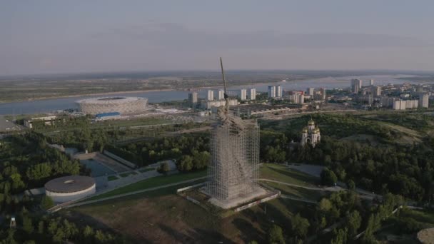 Volgograd, Oroszország - 2019. szeptember 19.: Mamaev Kurgan történelmi és emlékkomplexum Volgograd Sztálingrádban, kilátás a magasból. A szobor "Anyaföld hív" A javítás és helyreállítás — Stock videók