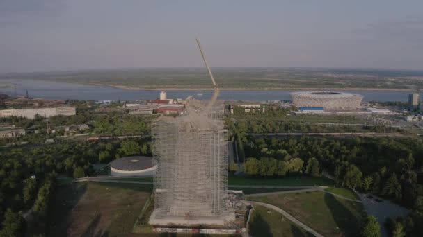 Volgograd, Rusko - 19. září 2019: Historický a pamětní komplex "Mamaev Kurgan" ve Volgogradu Stalingrad, pohled z výšin. Socha "Vlast volá" po opravě a restaurování — Stock video