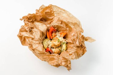 Kağıt üzerinde fırınlanmış sebzeler. Yemek, konukseverlik ve yaşam tarzı kavramı