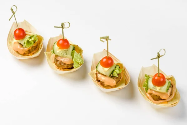 Plat canape avec viande, concombre, tomate et herbes. Concept de restauration, hospitalité et style de vie — Photo