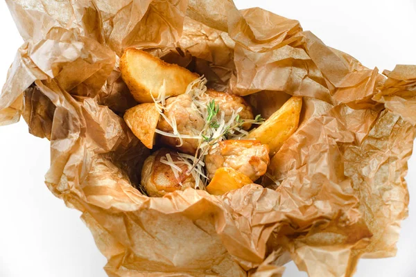 Backkartoffeln in Bastelpapier. Konzept von Catering, Gastfreundschaft und Lifestyle — Stockfoto