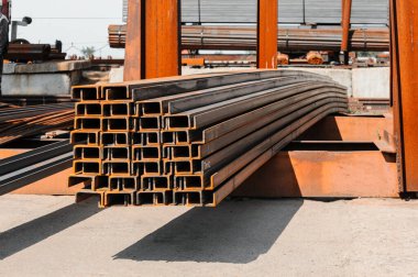 Çelik kirişler, bitmiş ürün deposundaki kanallar.