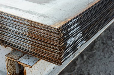 Depoda çelik çarşaflar. Stokta çelik metal yığınları