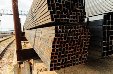 Metal borular bir depoda. Yığınlar yeni yuvarlak Çelik Boru Fabrikası