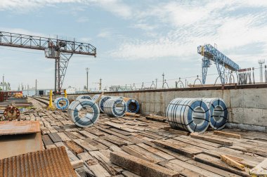 Çelik levha, galvanize çelik bobin içinde yuvarlanıyor.