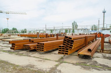 Çelik kirişler, bitmiş ürün deposundaki kanallar.