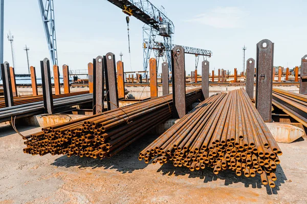 Almacén para el almacenamiento de tubos de acero de diferentes grados — Foto de Stock