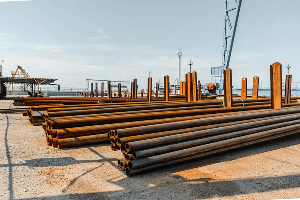 Almacén para el almacenamiento de tubos de acero de diferentes grados — Foto de Stock