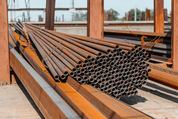 Lager för lagring av stålrör av olika kvalitet — Stockfoto