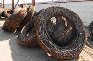 İnce metal takviye koyları metal ürünler depoda içine yara