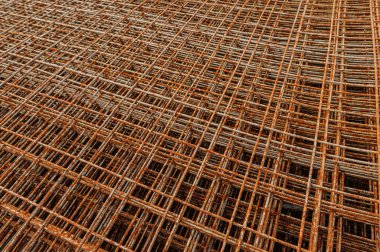 Paslı elbiseler. Paslı inşaat metal ağı. İnşaat için Rusty Metal armatür ağı. İnşaat için metal inşaat demiri
