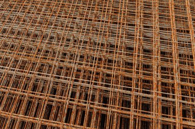 Paslı elbiseler. Paslı inşaat metal ağı. İnşaat için Rusty Metal armatür ağı. İnşaat için metal inşaat demiri