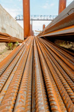 Takviye çubukları paketlerine periyodik bir profille metal ürünler depoda saklanır