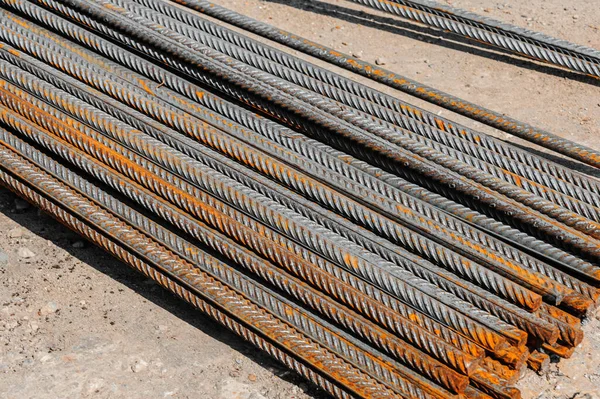 Verstärkungsstäbe mit periodischem Profil in den Packungen werden im Lager für Metallprodukte gelagert — Stockfoto