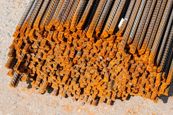 Reinforcing bars with a periodic profile in the packs are stored in the metal products warehouse — Stock Photo, Image