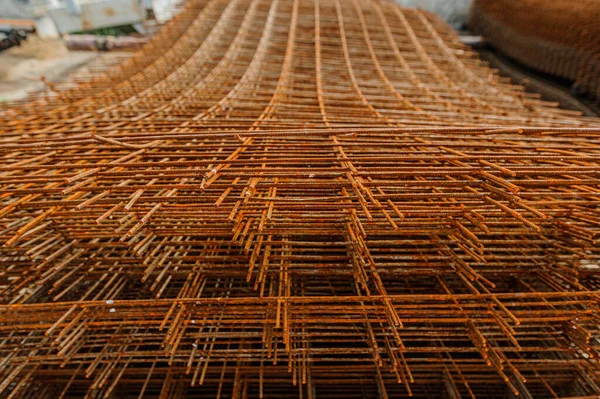 Rostige Armaturen. Rostiges Baumetallgeflecht. Rostiges Metallarmaturennetz für den Hochbau. Metallbewehrung für den Bau — Stockfoto