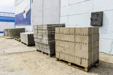 İnşaat alanındaki tuğlalardan oluşan bir palet