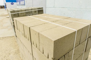 İnşaat alanındaki tuğlalardan oluşan bir palet