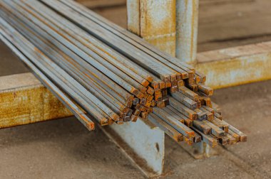 Metal ürünlerin depodaki paketleri meydanda metal profil