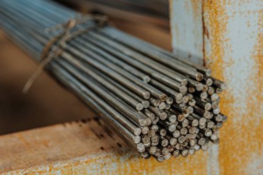 Metal ürünlerin deposundaki paketlerde yuvarlak metal profili