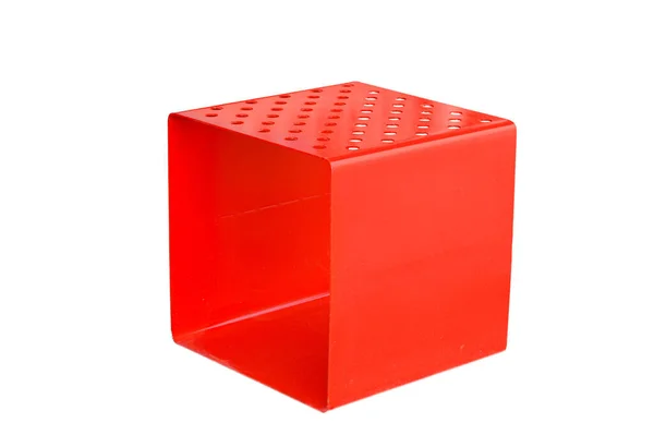 Cube rouge métallique sur fond blanc. Cubes rouges pour s'asseoir sur un fond isolé — Photo