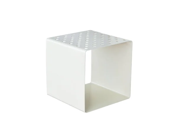 Cube blanc en métal sur fond blanc. Cubes blancs pour s'asseoir sur un fond isolé — Photo