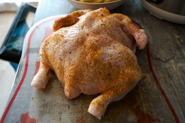 Frango inteiro cru servido com sal, pimenta, páprica. Vista superior — Fotografia de Stock