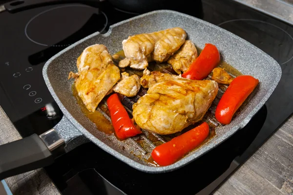Fatias de peito de frango grelhado com pimentão — Fotografia de Stock