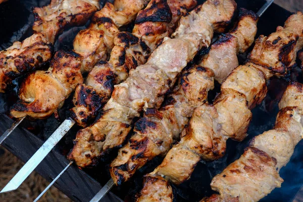 Preparación de shish kebab en parrilla de carbón al aire libre — Foto de Stock