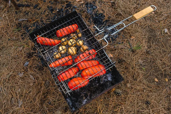 Verduras y champiñones fritos en una parrilla a la parrilla — Foto de Stock