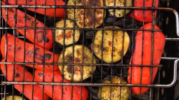 Peper en aubergine geroosterd op de grill, close-up. Gegrilde groenten — Stockvideo