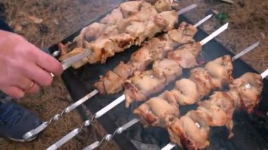 Izgarada mangal yapan bir adam, yakın plan. Barbekü dışarıda.