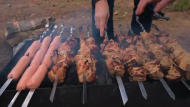 Izgarada barbekü ve sosisler ızgarada kızartılmış, yakın plan. Açık hava barbeküsü