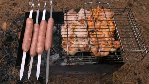 Grill a grillben és kolbász a grillen, közelről. Szabadtéri grillezés — Stock videók