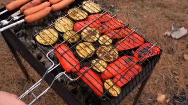 Izgarada kavrulmuş biber ve patlıcan. Izgara sebze.