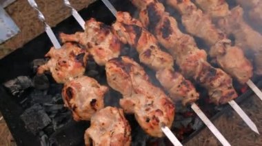 Izgarada kızaracak şişler, yakın plan. Barbekü dışarıda.