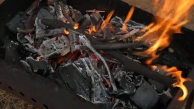 Izgarada ateş yanıyor. Kızarmış şiş kebap için kömür hazırlama