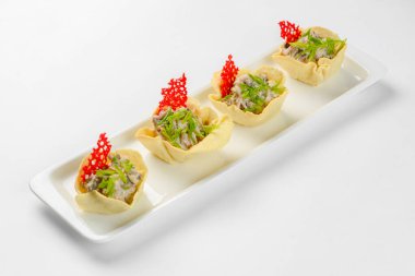 Cam tabakta abur cubur sepeti. Yemek servisi.