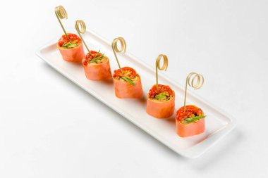 Beyaz cam tabakta atıştırmalık kanepeler. Yemek servisi.