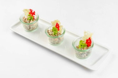 Beyaz arka planda cam içinde aperatif sebze salatası. Yemek servisi.