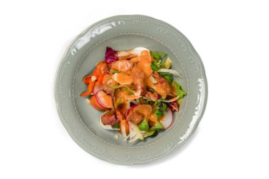 Sebze salatası ve sosisler izole bir arka planda.