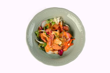 Sebze salatası ve sosisler izole bir arka planda.