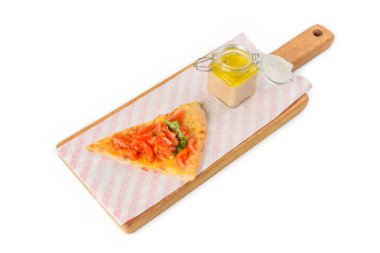 Domatesli foksitler ve soyutlanmış arka planda bir kesim tahtasına sos.